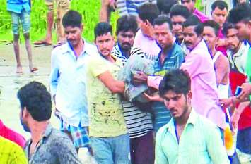 Two sisters Flow in drain dead body found one injured छत्तीसगढ़ में बारिश का कहर, नाले में बह गई दो बहनें, एक की मिली लाश दूसरी की हालत गंभीर