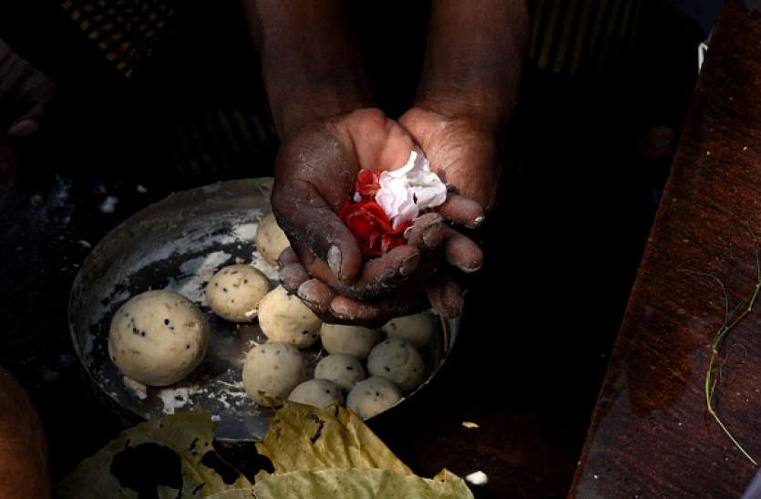 pitru paksha 2019 पितृपक्ष में कर लिये ये काम तो समझों प्रसन्न हो गये आपके पूर्वज, जानें कौन से हैं वो काम
