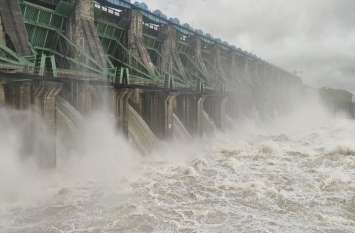bridges sunk as dam opens, road closed डैम के 16 गेट खोलते ही 20 फिट तक डूब गया पुल, मार्ग हुए बंद