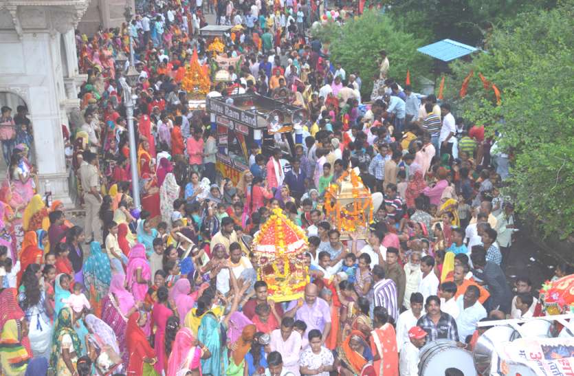 Cheers echo in Dev planes' procession देव विमानों की शोभायात्रा में गूंजे जयकारें