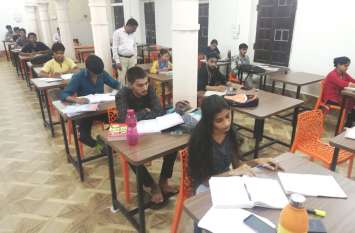 Stedi Hall of the library gathered in the practice of the quiet atmosp परीक्षा कक्ष के शांत माहौल के अभ्यास में जुटा पुस्तकालय का स्टेड़ी हॉल