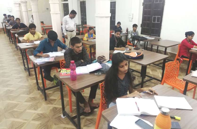 Stedi Hall of the library gathered in the practice of the quiet atmosp परीक्षा कक्ष के शांत माहौल के अभ्यास में जुटा पुस्तकालय का स्टेड़ी हॉल