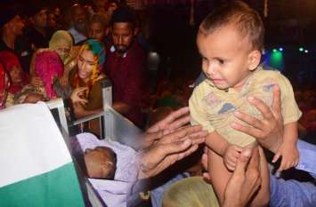 martyred aslam khan funeral ranasar village of churu भारत माता की जयघोष के साथ सुपुर्द-ए-खाक हुए शहीद असलम, अपने पिता के अंतिम दर्शन करता डेढ़ साल का बेटा