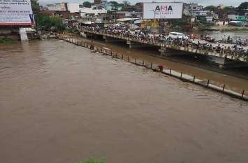 Agar river in spate, water enters houses, administration alerts आगर नदी उफान पर, घरों में घुसा पानी, प्रशासन ने किया अलर्ट