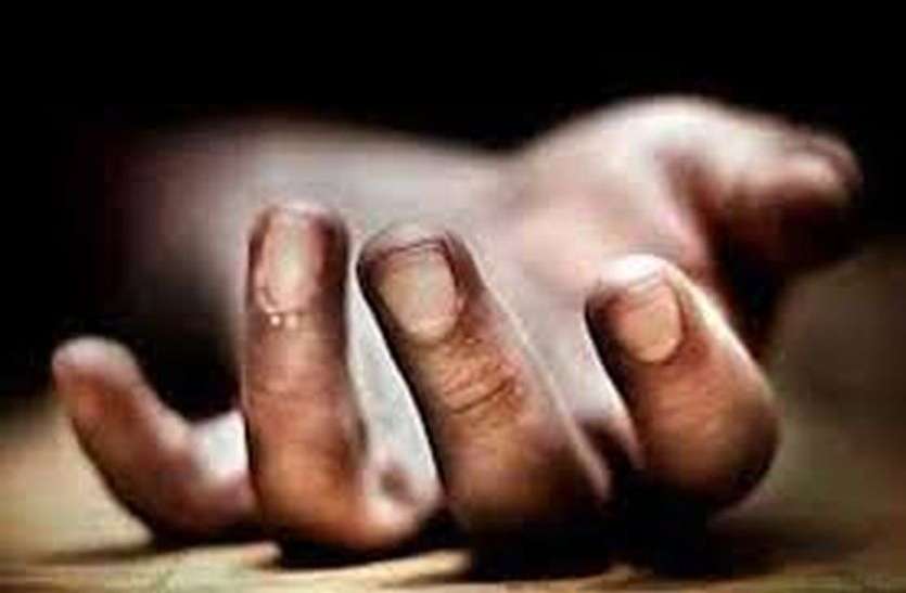 वीभत्स : दिन भर चिपका रहता था स्मार्ट फोन से, रोकने पर पिता के टुकड़े-टुकड़े किए वीभत्स : दिन भर चिपका रहता था स्मार्ट फोन से, रोकने पर पिता के टुकड़े-टुकड़े किए
