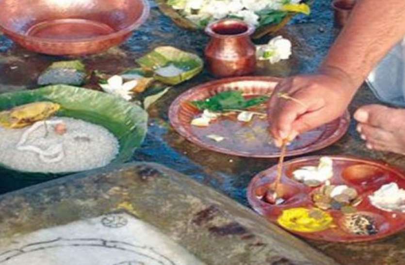 tarpan.jpg अनूठी परंपराः दीपावली के दिन यहां होता है पूर्वजों का तर्पण, करते हैं श्राद्ध