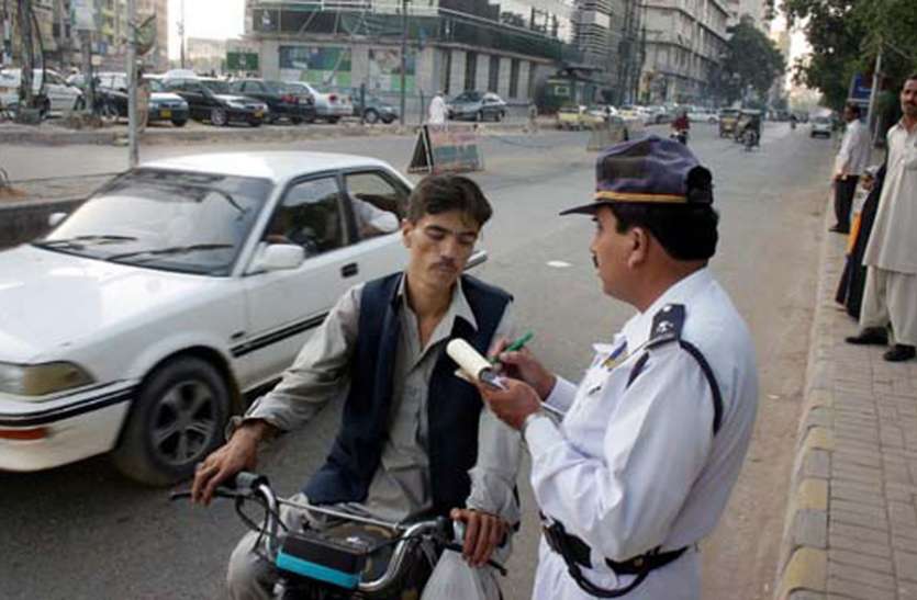 traffic-police.jpg ट्रैफिक नियम तोड़ने पर चालान ही नहीं इंश्योरेंस प्रीमियम पर भी पड़ेगा असर