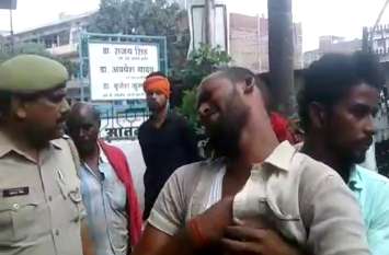 Ruckus in Mughalsarai Hospital after Child Death During Treatment अस्पताल में बच्ची की मौत के बाद हंगामा, परिजन बोले डॉक्टर ने गलत इलाज किया