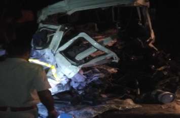 Driver caught in trailer cabin in road accident, pulled out after thre सड़क हादसे में चालक ट्रेलर की केबिन में फंसा, तीन घंटे की मशक्कत से बाहर निकाला, हुई मौत
