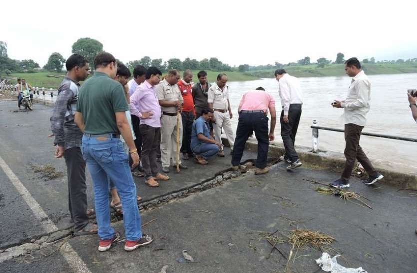 Setu Nigam, Officer, Inspection, Bargi Dam, Narmada River, Bridge Bridge corporation : पानी उतरा तो उभरे जख्म, अधिकारी ने कहा- नहीं खतरा