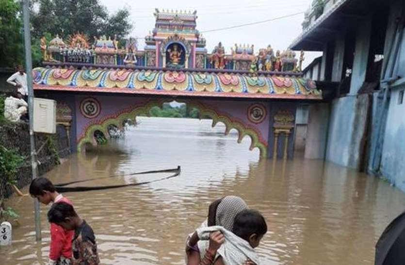 Flood, rain, Narmada river, bridge, village, wall falls, farmers Flood : नहीं उतरा नर्मदा नदी के पुलों से पानी, कई गांव में भरा रहा पानी