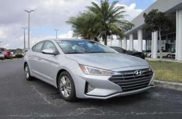 Hyundai is offering on huge discount on Elantra Hyundai की इस कार पर मिल रहा 2 लाख रुपये का बंपर डिस्काउंट, कुछ दिनों का है मौका