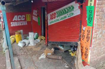 Four lakh rupees stolen at sarpanch shop in Bemetara सरपंच के दुकान पर चोरों ने बोला धावा, दीवार तोड़कर 30 हजार नगदी समेत 4 लाख का सामान कर दिया पार