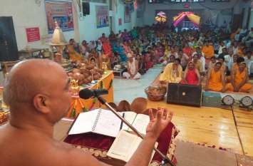 Jain Samaj Celebrating Paryushan Parva In Banswara पर्युषण पर्व : अपराधियों को अदालत और पापियों को कर्मों की अदालत सजा देती है- मुनि प्रतीक सागर