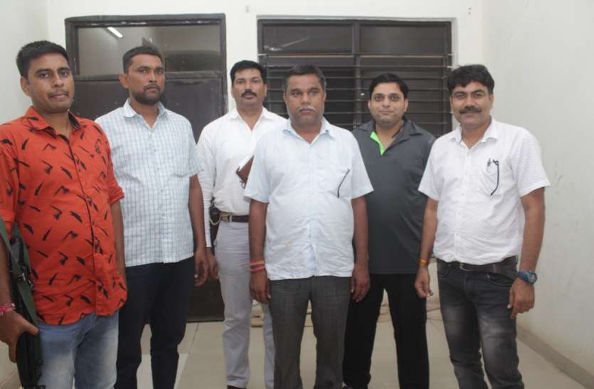 नकली दूध कारोबार के इनामी सरगना का कोर्ट में सरेंडर नकली दूध कारोबार के इनामी सरगना का कोर्ट में सरेंडर