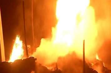 fire breakout in a shop in amethi किराने की दुकान में लगी आग, दस लाख का सामान जलकर राख