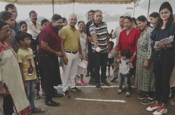 agarwal samaj इस मैदान का हाल देखिए: महिलाओं ने गोले फेंके, कॉपी लेकर भागे बच्चे