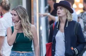 Ashley Benson and Cara Delevingne Kiss in US Open Final Match US Open के फाइनल में एश्ले बेनसन ने सारी हदें कर दी पार, पार्टनर के साथ चली लंबी Kiss
