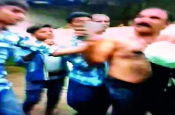 Head constable beaten by villagers video went viral प्रधान आरक्षक से मारपीट का वीडियो हुआ वायरल, लंबे समय से चल रहा है ग्रामीणों से विवाद