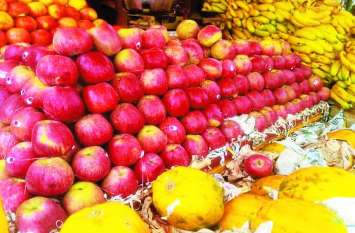 Fruits selling stickers in the name of quality क्वालिटी के नाम पर बेच रहे स्टिकर लगे फल