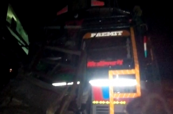 Sixteen People injured after Truck and Bus collision in Up ballia यूपी के बलिया में भीषण सड़क हादसा, ट्रक और बस की टक्कर में 16 घायल, चार की हालत गंभीर