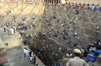 जल विहार यात्रा को पर्यटन स्थल आभानेरी की चांदबावड़ी में जाने से रोका तो हुआ हंगामा जल विहार यात्रा को पर्यटन स्थल आभानेरी की चांदबावड़ी में जाने से रोका तो हुआ हंगामा