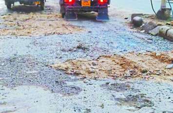 Villagers accused of using non-standard building materials चंद माह से टूट गई सड़कें, गड्ढे न्योत रहे हादसों को