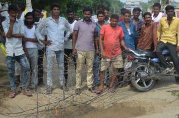 Bundi News,Bundi Rajasthan news, Bundi Hindi news, Road,Repairs,The vi सडक़ मरम्मत कराने की मांग को लेकर ग्रामीणों का फूटा गुस्सा, लगाया जाम