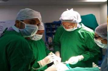 Cooker whistle stuck between Women eye and head DR operated ranchi महिला की आंख और सिर की हड्डी के बीच फंसी कुकर की सिटी, डॉक्टरों ने किया ऑपरेशन