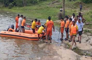 नाले-नदी में डूबे दो युवकों के शव निकाले, तीसरे का पता नहीं चला नाले-नदी में डूबे दो युवकों के शव निकाले, तीसरे का पता नहीं चला