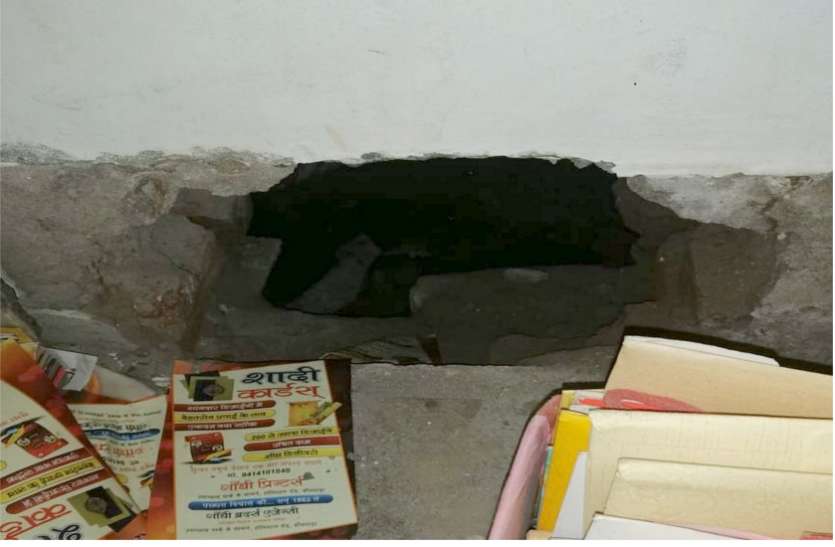 पुलिस सुस्त-चोर चुस्त : एक रात में चार जगहों पर चोरी, तीन दुकानों में सेंधमारी, एक घर के ताले चटकाए, नकदी और जेवरात पार पुलिस सुस्त-चोर चुस्त : एक रात में चार जगहों पर चोरी, तीन दुकानों में सेंधमारी, एक घर के ताले चटकाए, नकदी और जेवरात पार