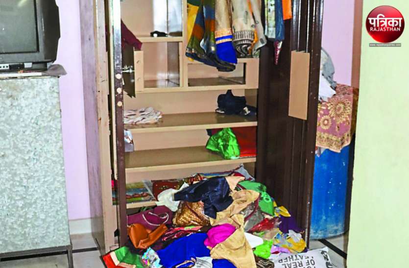 बांसवाड़ा में चोरों ने मचाई धमाल, एक ही रात में तीन घरों पर चोरों का धावा, नकदी और जेवरात उड़ाए बांसवाड़ा में चोरों ने मचाई धमाल, एक ही रात में तीन घरों पर चोरों का धावा, नकदी और जेवरात उड़ाए