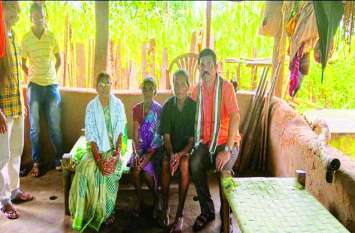 Dantewada bypoll: Devti karma emotional to meet Bhima mandavi Family देवती महेंद्र कर्मा नहीं रोक पायी अपने आंसू कहा- आप लोगों ने बेटा खोया, मैंने अपना पति