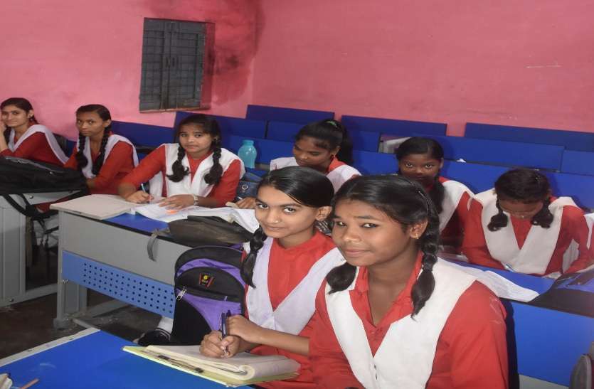 school बच्चों को स्मार्ट शिक्षा देने तीन साल में चार प्रयास फेल, अब स्मार्ट क्लास की तैयारी