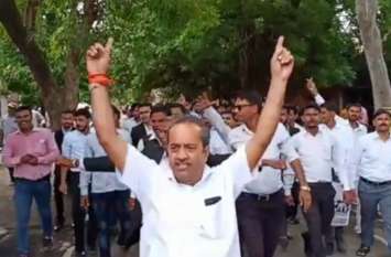 murder accused advocate removed from his post in etawah विधवा महिला की हत्या के आरोपी जिला शासकीय अधिवक्ता पद से हटाये गये