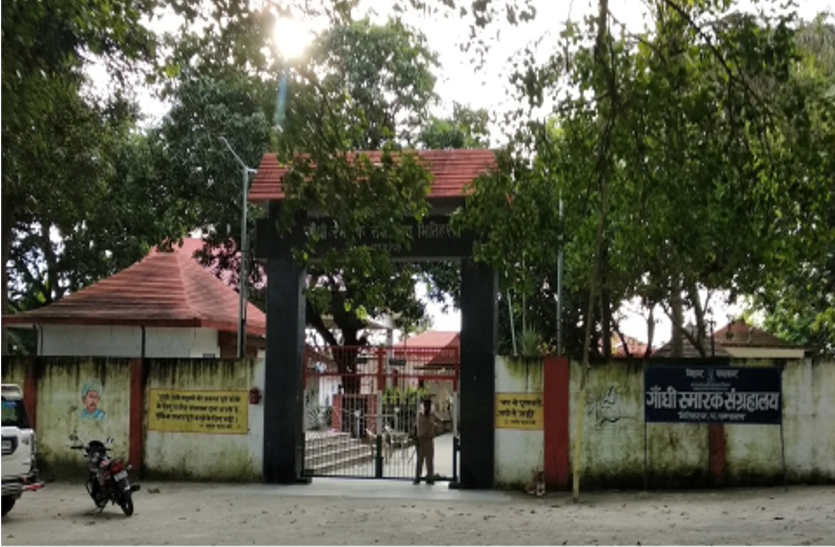 शराब पी तो ' गांधी जी की काली सूची ' में दर्ज होगा नाम, पड़ जाएंगे लेने के देने शराब पी तो ' गांधी जी की काली सूची ' में दर्ज होगा नाम, पड़ जाएंगे लेने के देने