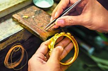 gold workers job is in denger due to slowdown of economy आभूषण कारोबार पर भी पड़ रहा मंदी का असर, 55 लाख नौकियों पर मंडरा रहा खतरा