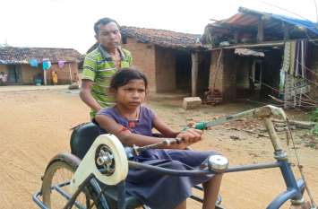 Handicapped girl School run with help of Tri cycle दिव्यांग होने के बावजूद नहीं टूटा बच्ची का हौसला, पढाई की ललक ऐसी की ट्राई साइकिल के सहारे जाती है स्कूल