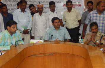 Hardoi DM action against officers taking bribe रिश्वतखोरी के आरोपों पर डीएम का बड़ा एक्शन, चार कर्मचारियों पर एफआईआर दर्ज