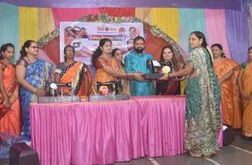 shiv sena chandivali machin lady help Shiv sena चंदिवली में महिलाओं को आत्मनिर्भरता के लिए सिलाई मशीनें वितरित