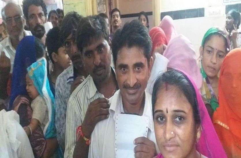 चिकित्सालय में घंटों बाद आती हंै मरीज के जांच की बारी चिकित्सालय में घंटों बाद आती हंै मरीज के जांच की बारी