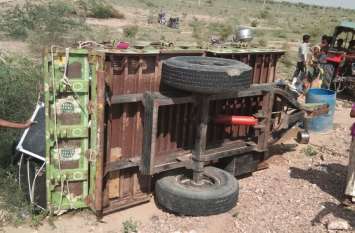 Three injured by tractor trolley overturned in jaisalmer Watch Video:ट्रैक्टर ट्रोली पलटने से तीन घायल