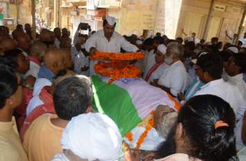 thousand people included in last journey of Former MLA Govardhan kalla हजारों ने नम आंखों से दी 'बाबूजी' को अंतिम विदाई, पूर्व विधायक कल्ला की अंतिम यात्रा में आम और खास हुए शामिल