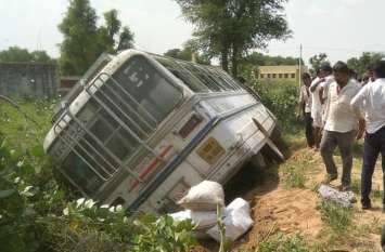 Bus full of riders hanging in the pothole गड्डे में गिरने से अधर में लटकी सवारियों से भरी बस, सभी यात्री सकुशल