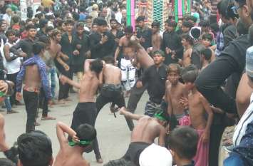 Heavy force deployed in procession Muharram in Meerut यूपी के इस शहर में मुहर्रम के गमगीन जुलूस के दौरान तैनात रही भारी फोर्स, देखें वीडियो