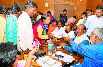 Lok Sabha Speaker Om Birla listened Public grievance in kota लोकसभा अध्यक्ष ने KEDL अधिकारियों को लगाई फटकार, कहा-200 की जगह 2000 का बिल देकर गरीबों को लूटते हो, बंद करो अवैध वसूली
