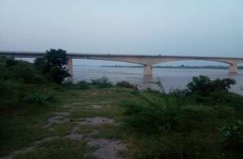चम्बल फिर उफान पर, खतरे के निशान के नजदीक पहुंचा पानी चम्बल फिर उफान पर, खतरे के निशान के नजदीक पहुंचा पानी