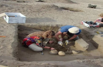 archaeologist found things just like iphone OMG! 2100 साल पुराना है कंकाल और पास से मिला मोबाइल फोन जैसा कुछ