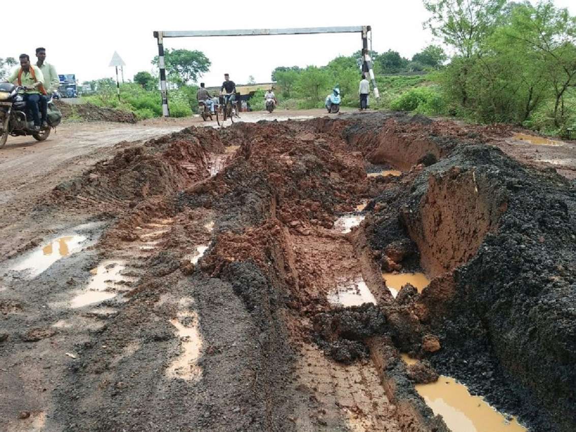 सड़क की हालत ऐसी कि पैदल चलना भी मुश्किल