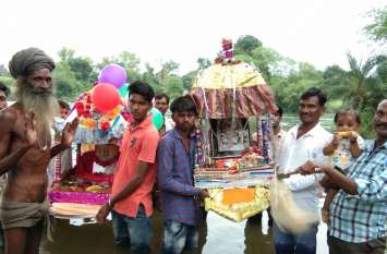 4 years later, the desolate river ran itself as a refuge for Muraliman 4 साल बाद बना संयोग उजाड़ नदी खुद दौड़ी आई मुरलीमनोहर की शरण